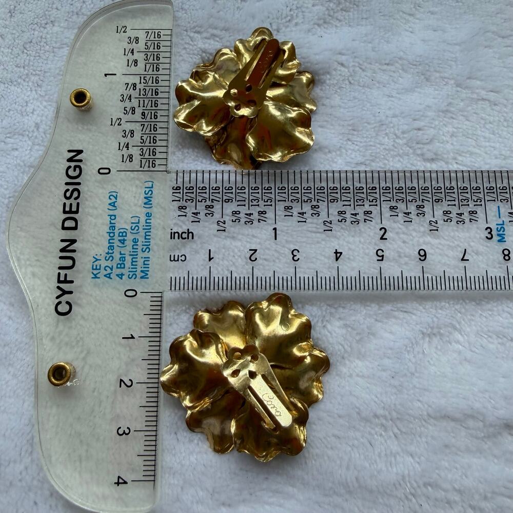 Vintage Coro Flower Enamel Clip On Earrings Green Faux Pearl Gold Tone 60s Retro - Picture 7 of 7